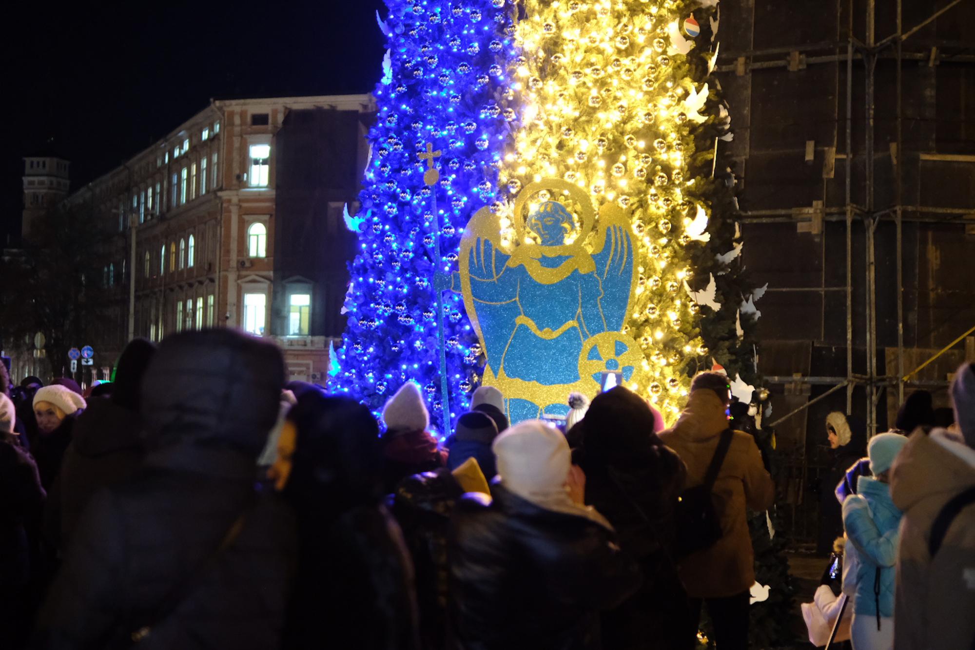 В Киеве зажгли главную елку Украины: невероятные фото