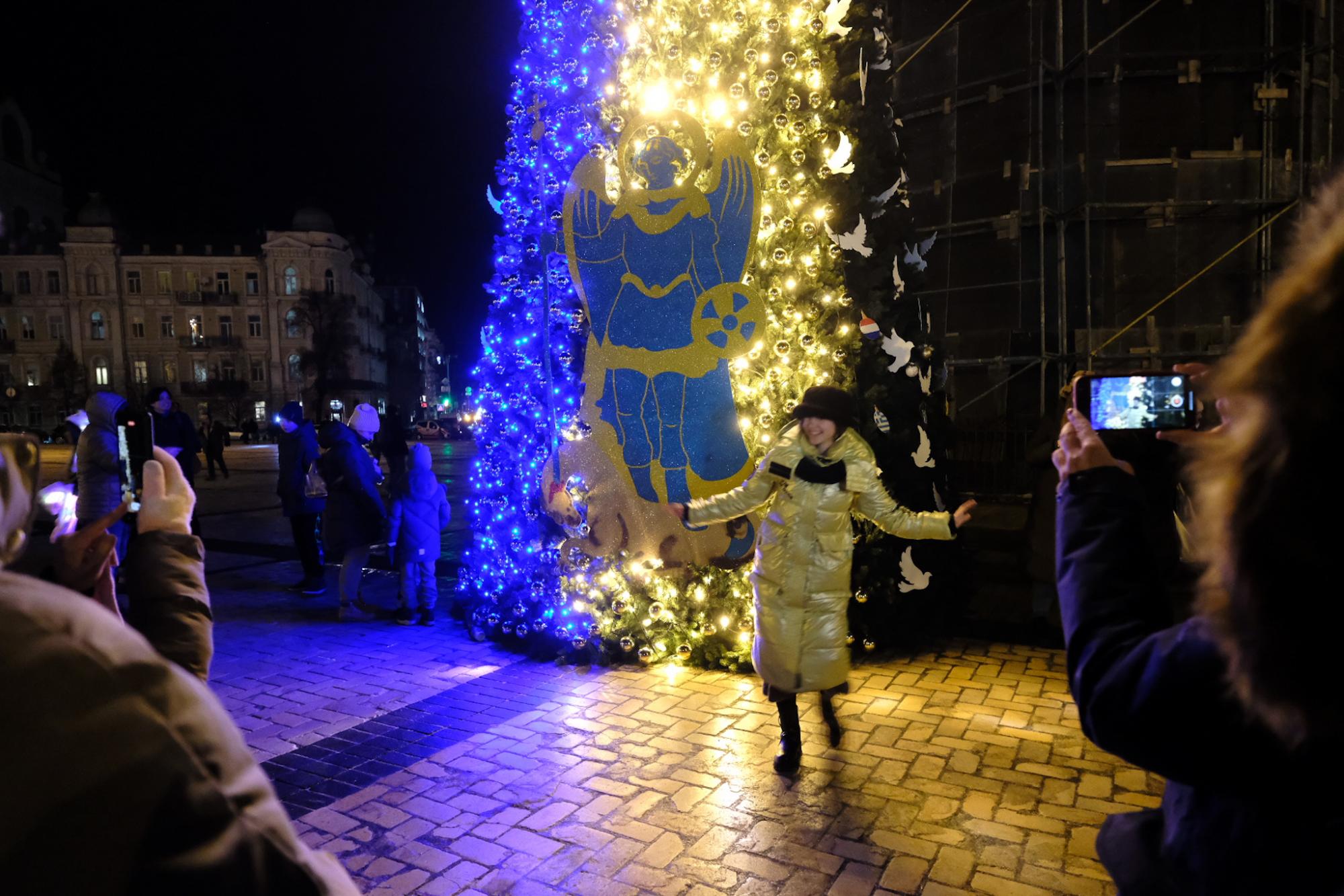 В Киеве зажгли главную елку Украины: невероятные фото