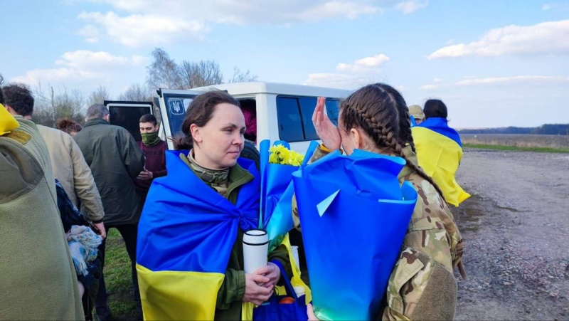 Из плена окупантов вернулась защитница Мариуполя, поэтесса и писательница Валерия "Нава" Карпиленко