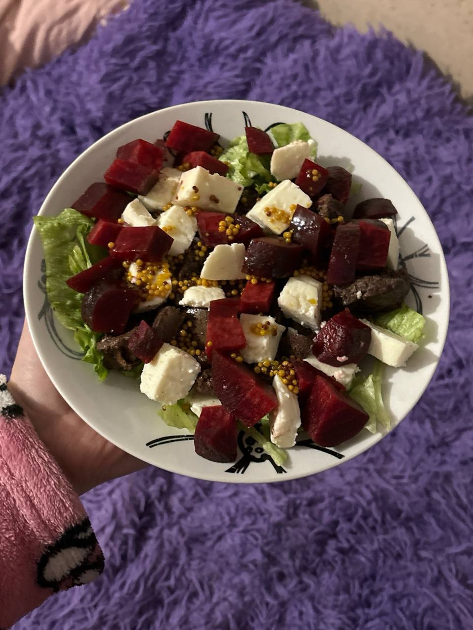 Салат із курячою печінкою, буряком і моцарелою 