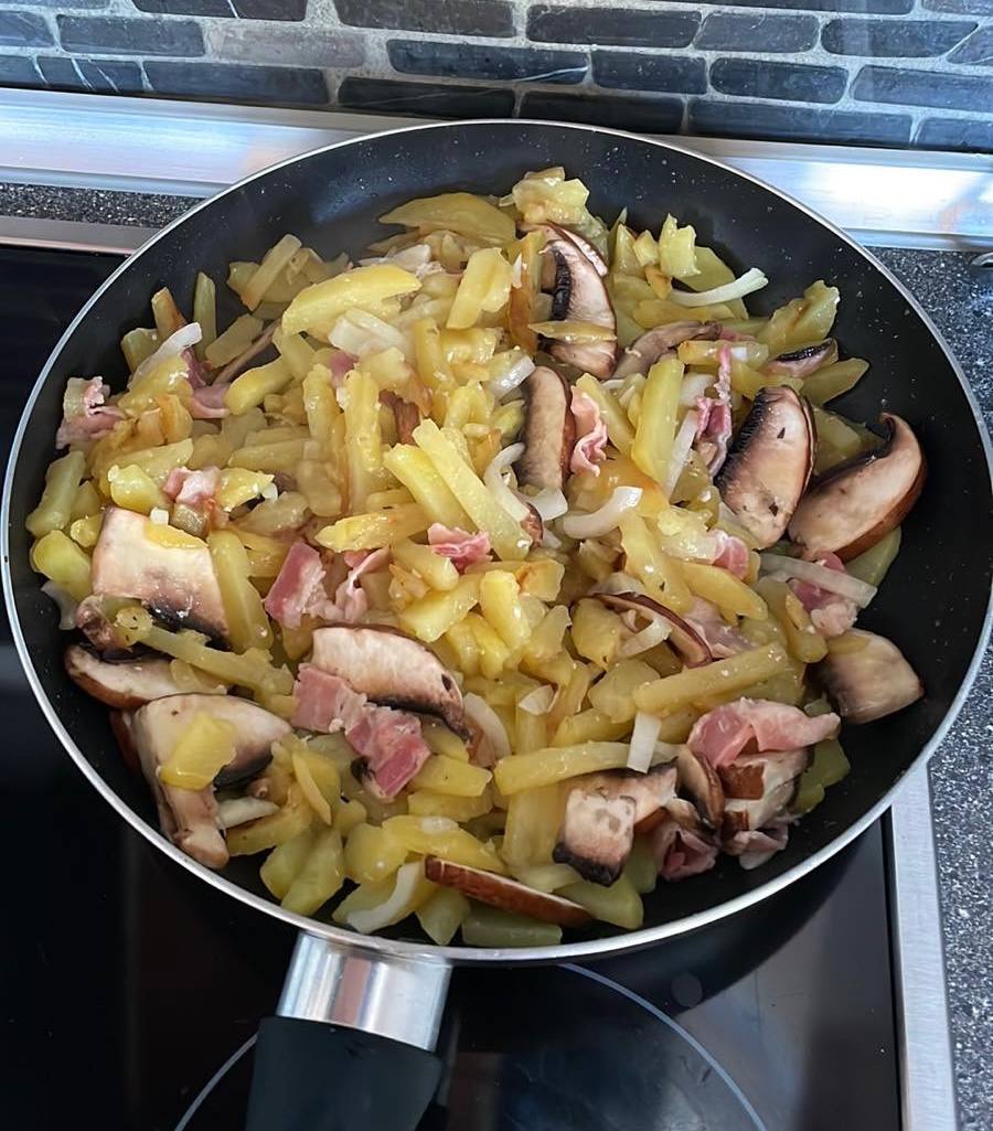 Жареный картофель с грибами и беконом: секрет золотистой корочки без лишней влаги