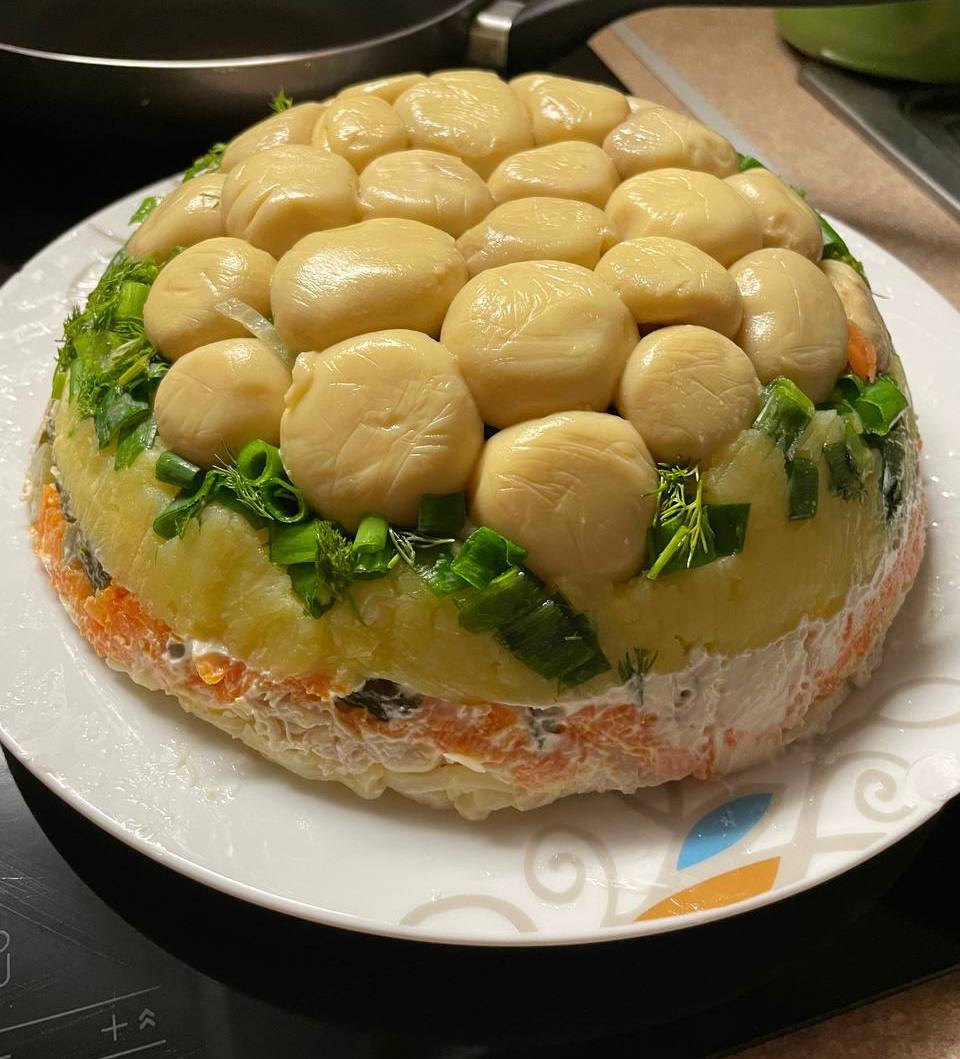 Маринованные шампиньоны и нежная начинка: пошаговый рецепт приготовления салата "Грибная поляна"