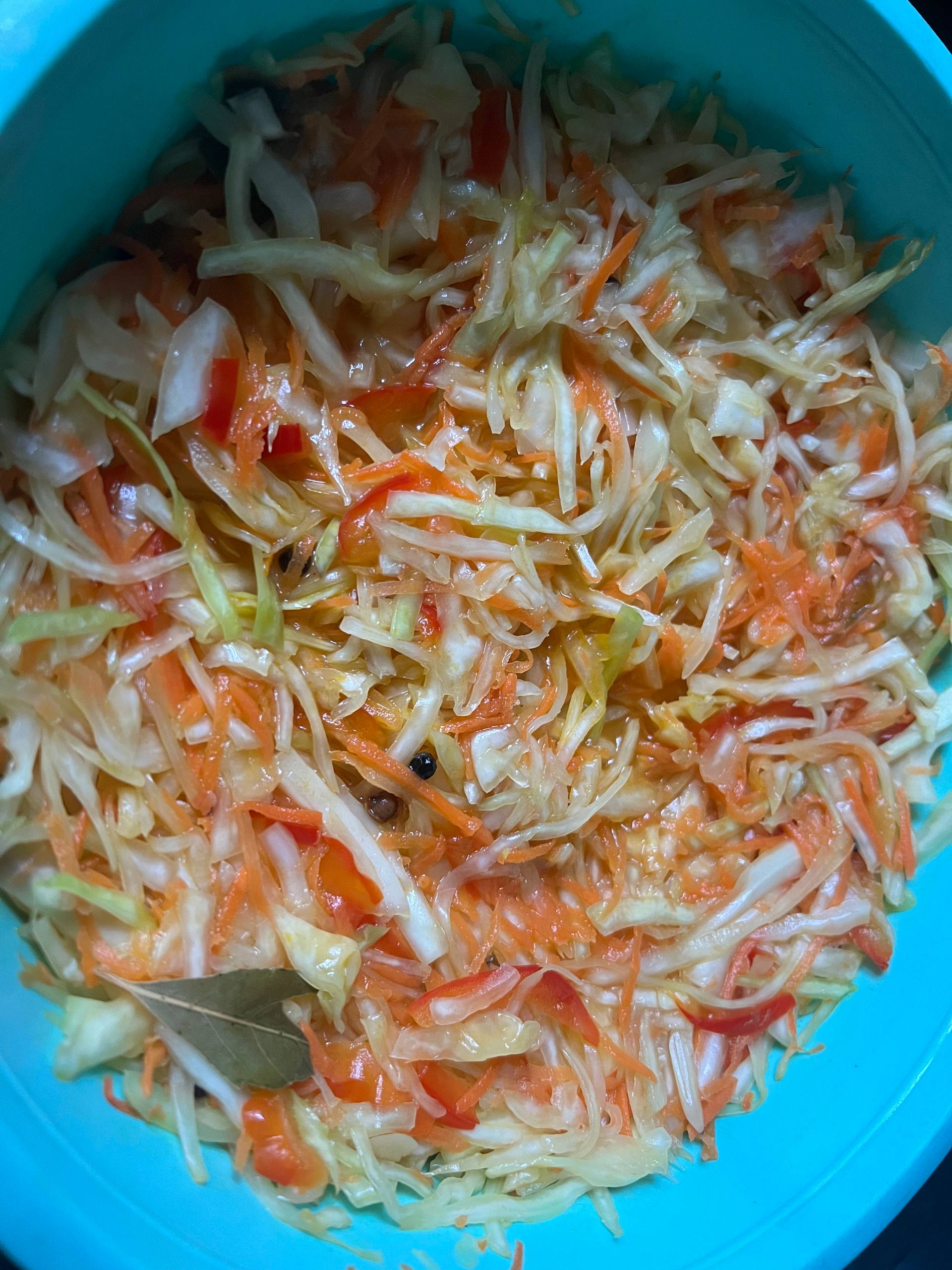 Семейный рецепт маринованной капусты с перцем: готовится быстро (фото)