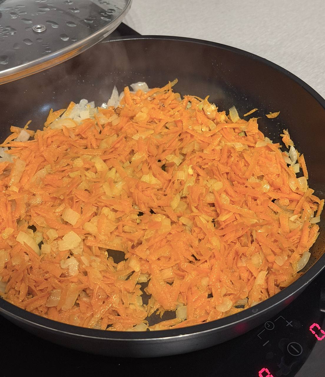 Гречка с мясом и овощами на одной сковороде: домашний сытный рецепт (фото)