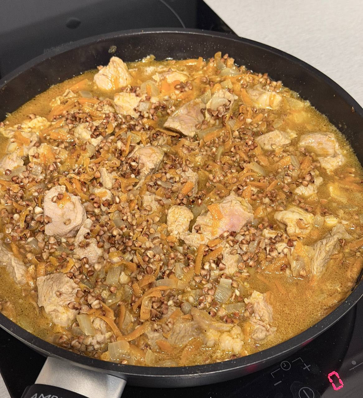 Гречка с мясом и овощами на одной сковороде: домашний сытный рецепт (фото)