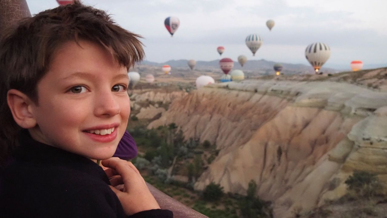 Сім'я з трьома дітьми подорожує всім світом, поки малеча не втратила зір: зворушлива історія