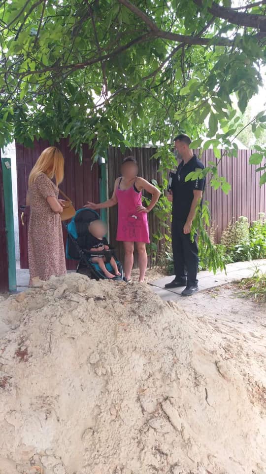 Залишила дитину голодною на два дні: у Чугуєві "копи" врятували 2-річного хлопчика від матері-п'яниці