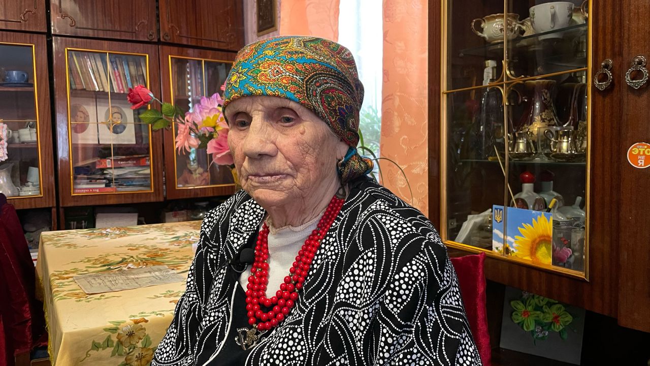 Внуки воюють на фронті: 102-річна українка, яка пережила Голодомор, плете маскувальні сітки