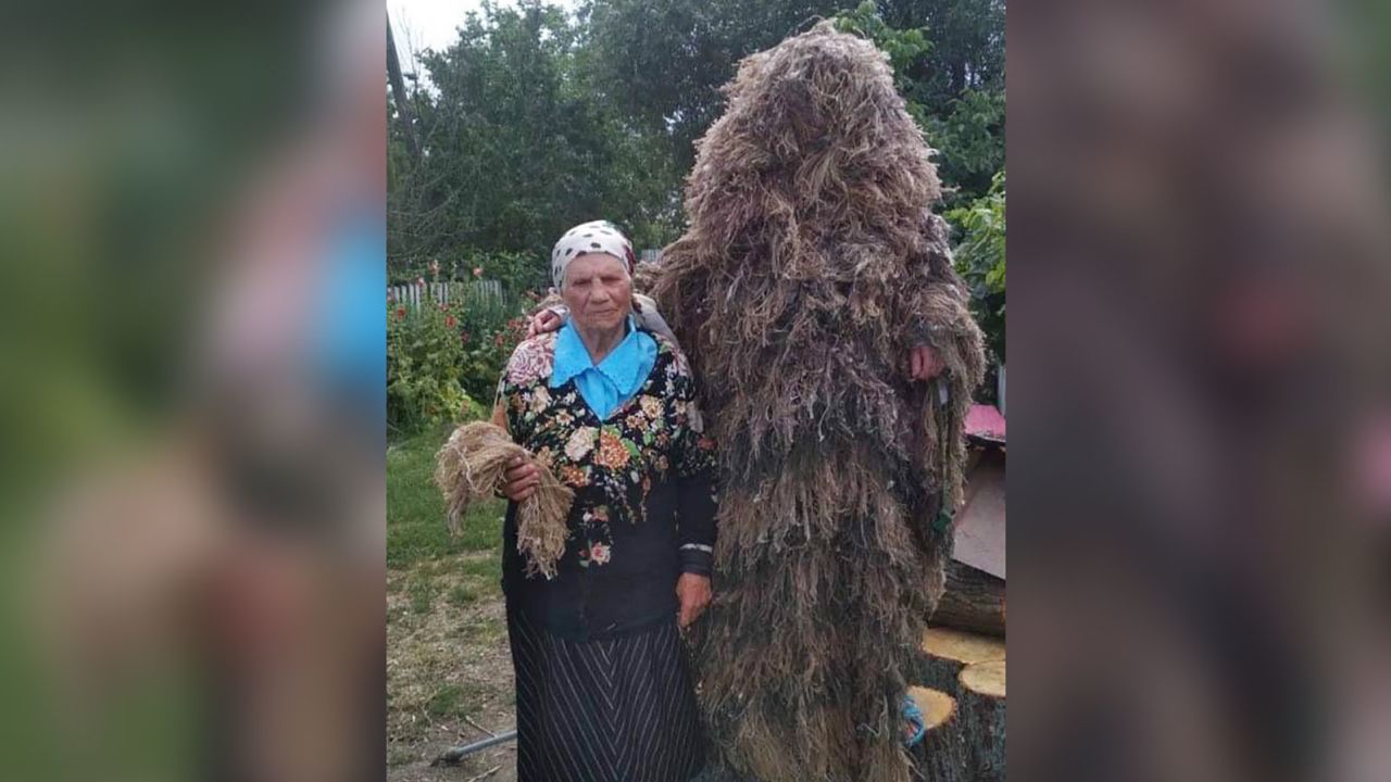 Внуки воюють на фронті: 102-річна українка, яка пережила Голодомор, плете маскувальні сітки