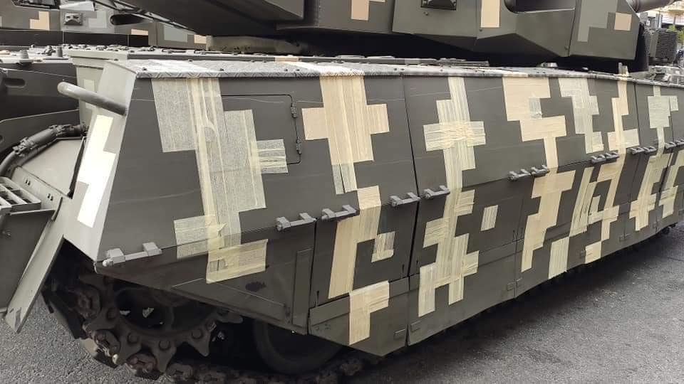 В Киеве на репетиции парада заметили танк, обклеенный скотчем: что это за камуфляж (фото)