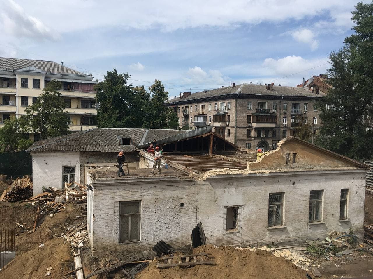 У Києві вночі знесли садибу XIX століття: загнали техніку під охороною "тітушок"