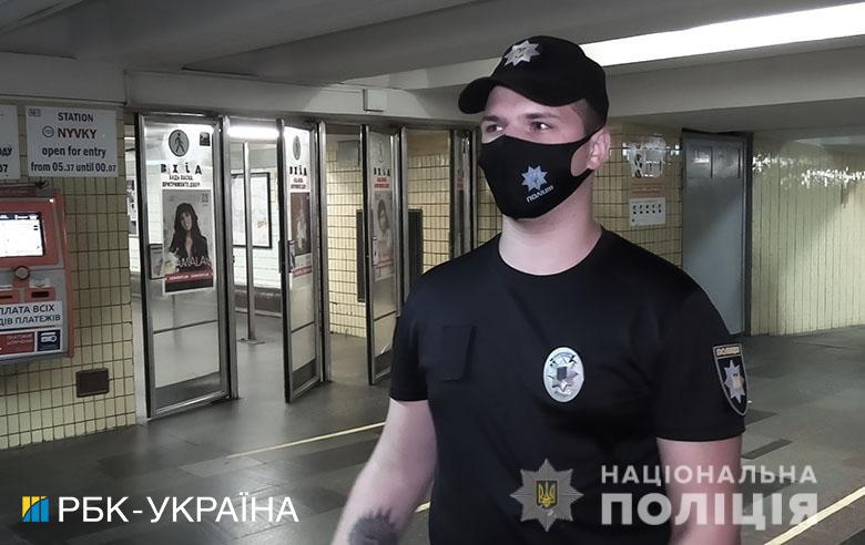 В киевском метро полицейский спас жизнь человеку: пассажир стал бледно-синего цвета