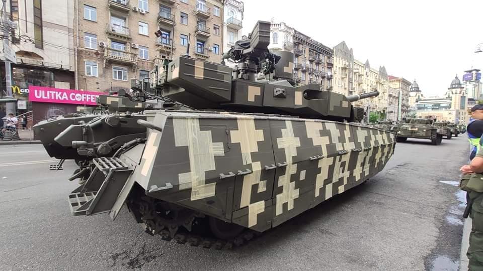 В Киеве на репетиции парада заметили танк, обклеенный скотчем: что это за камуфляж (фото)