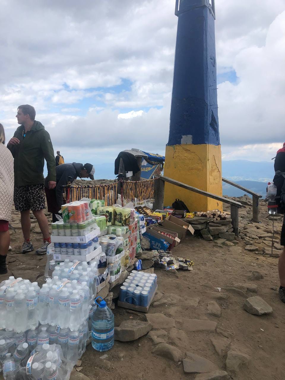 Скоро МАФи там будуть: на Говерлі влаштували "базар" і продають воду по 100 грн (фото)