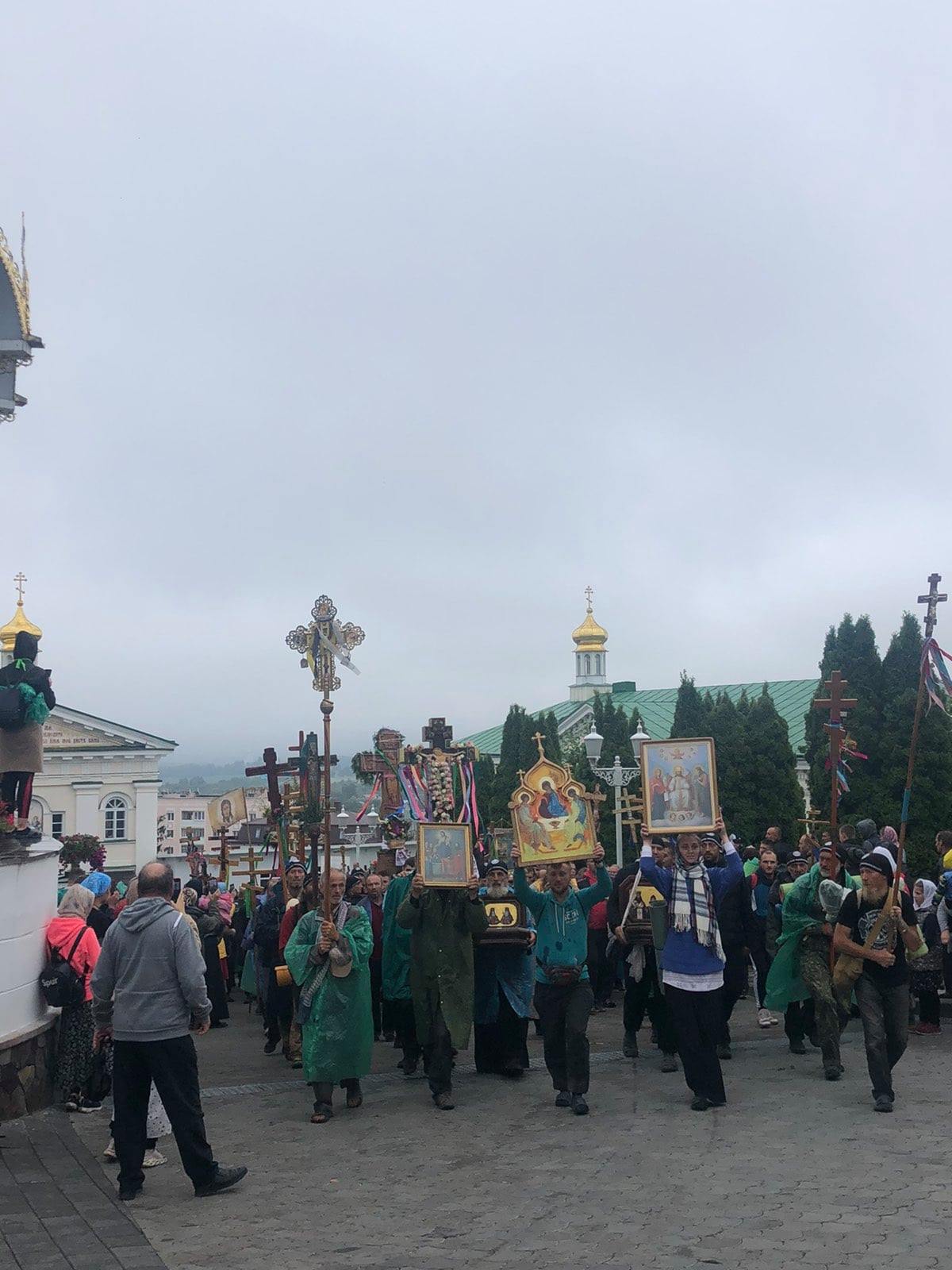 З'явилися фото хресної ходи до Почаївської лаври: тисячі людей і всі без масок