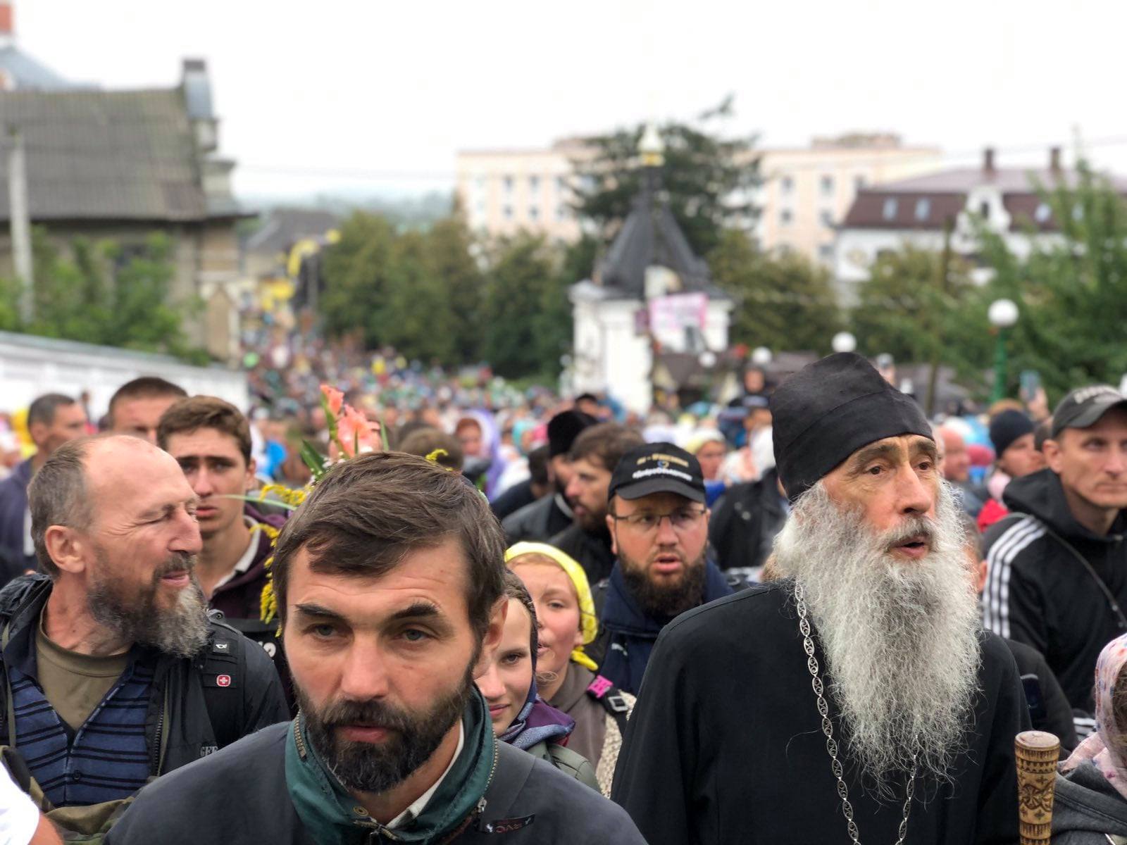 З'явилися фото хресної ходи до Почаївської лаври: тисячі людей і всі без масок