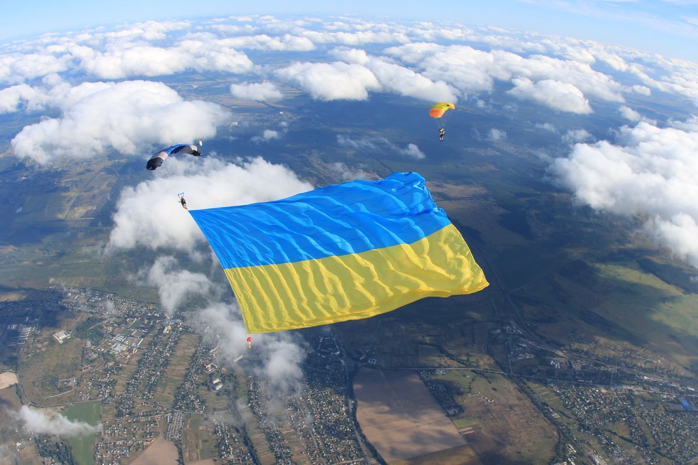 Военный развернул над Киевом флаг Украины и установил потрясающий рекорд