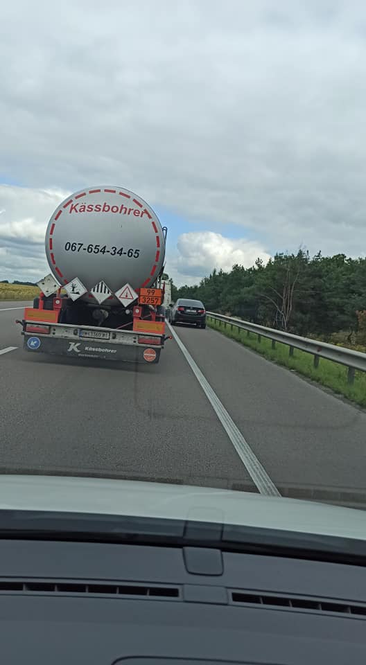 У Києві водій хотів об'їхати затор та стріляв по мікроавтобусу: фото порушника
