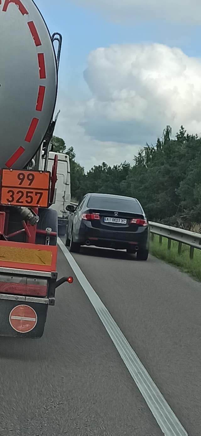 У Києві водій хотів об'їхати затор та стріляв по мікроавтобусу: фото порушника