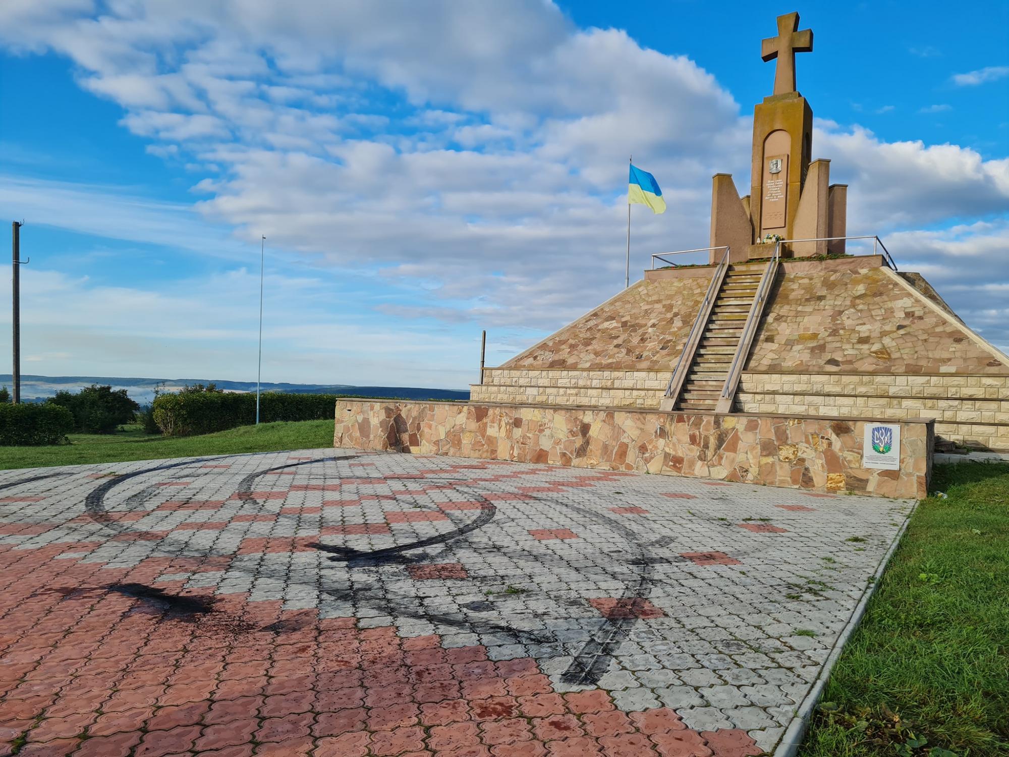 Під Тернополем автомобіліст влаштував дріфт прямо на меморіалі: обурливі фото