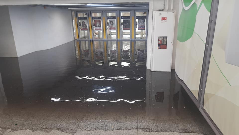 В Киеве "тропический" ливень затопил станцию метро: "никогда такого не было и вот опять"