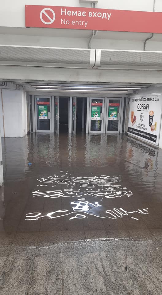 В Киеве "тропический" ливень затопил станцию метро: "никогда такого не было и вот опять"