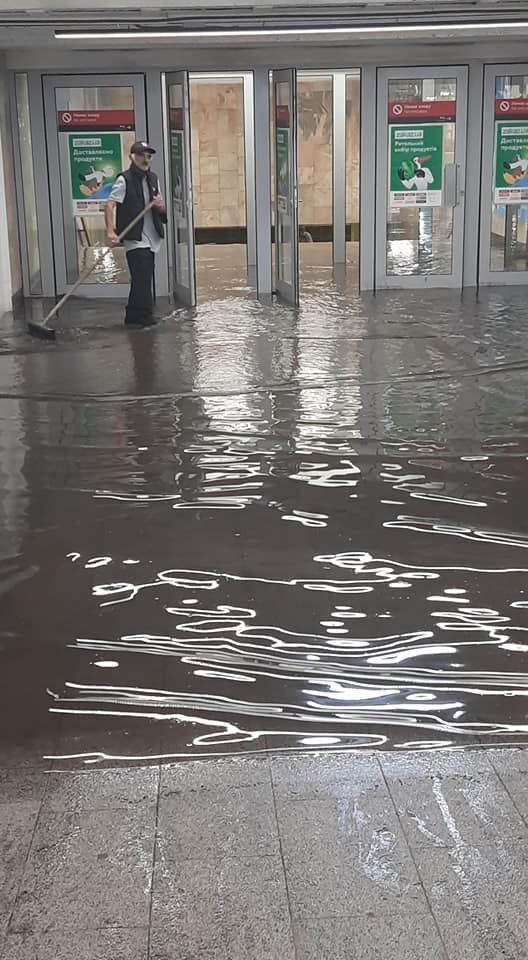 В Киеве "тропический" ливень затопил станцию метро: "никогда такого не было и вот опять"