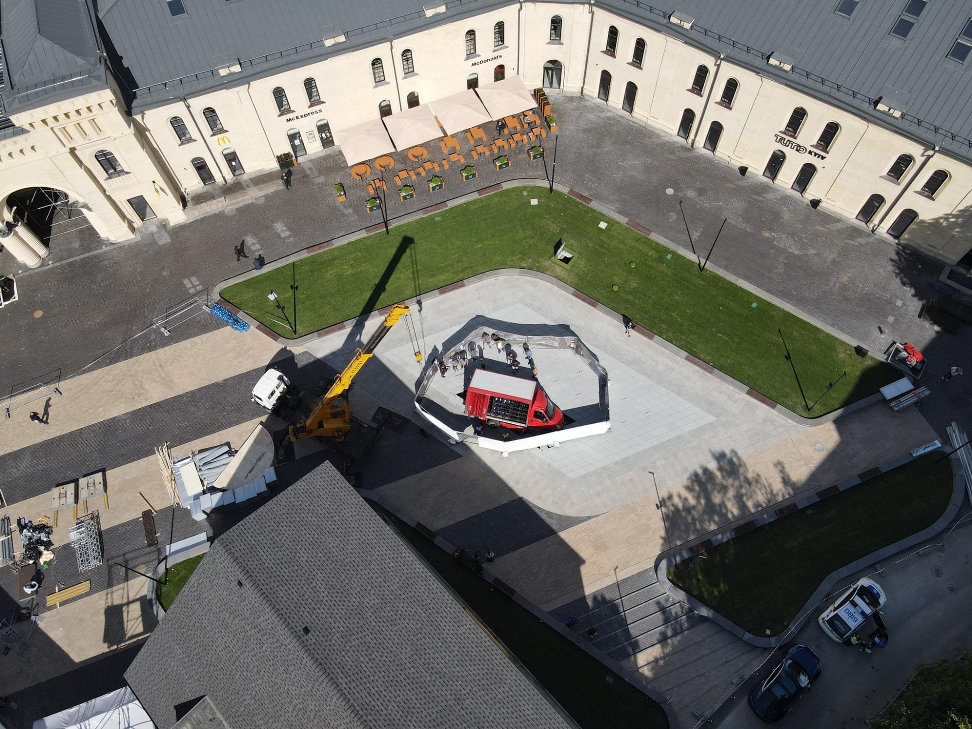 В центре Киева грузовик провалился на месте открытия нового фонтана