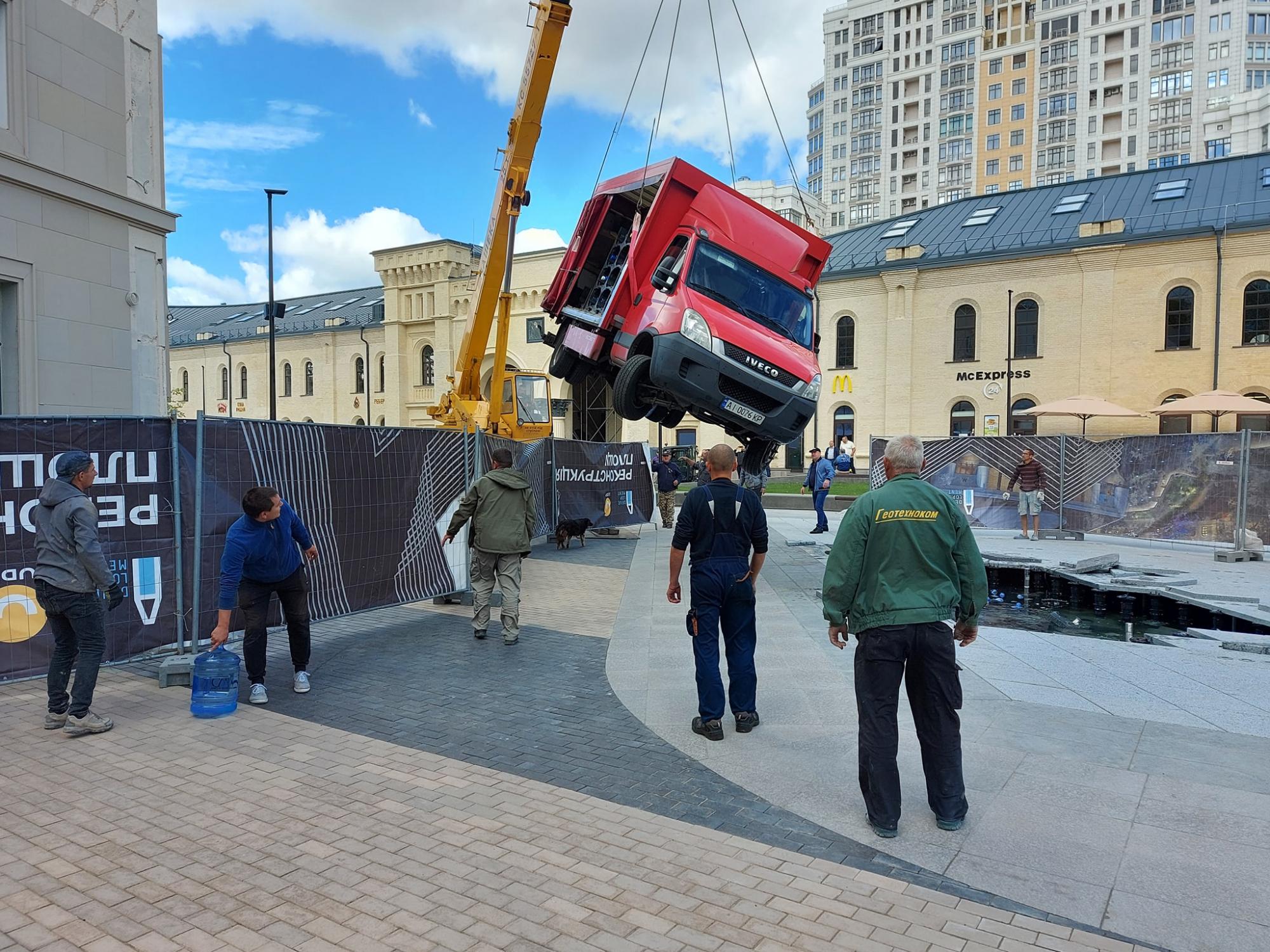 В центре Киева грузовик провалился на месте открытия нового фонтана