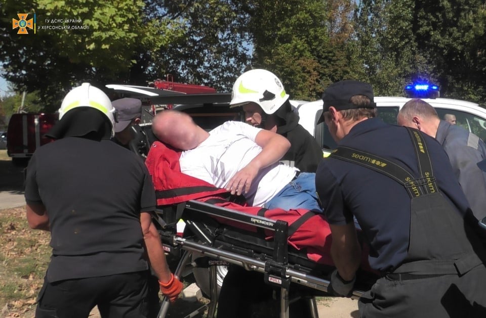 Народився у сорочці: у Херсоні чоловік дивом вижив після падіння на нього бетонної плити (відео)
