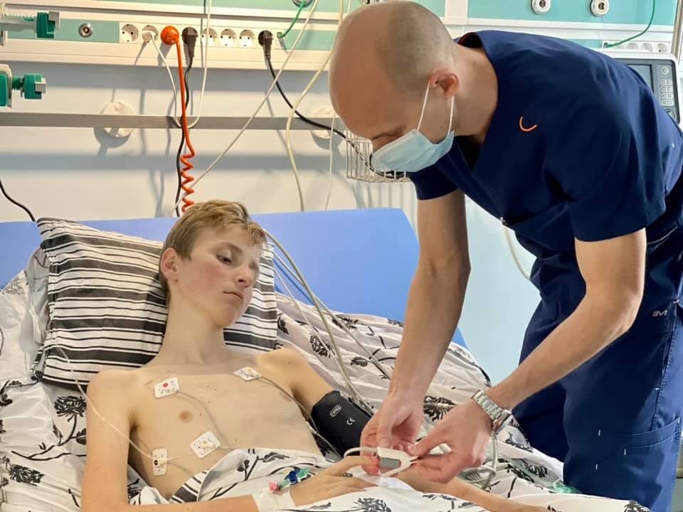 "Хочется домой, бабушка очень переживает": первые слова 13-летнего Максима после пересадки сердца