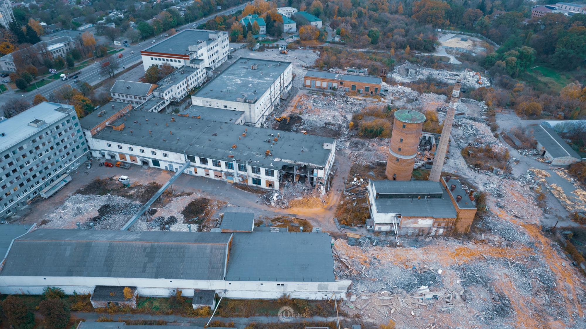 У Житомирі знесли легендарну панчішну фабрику. Подивіться, що від неї залишилося