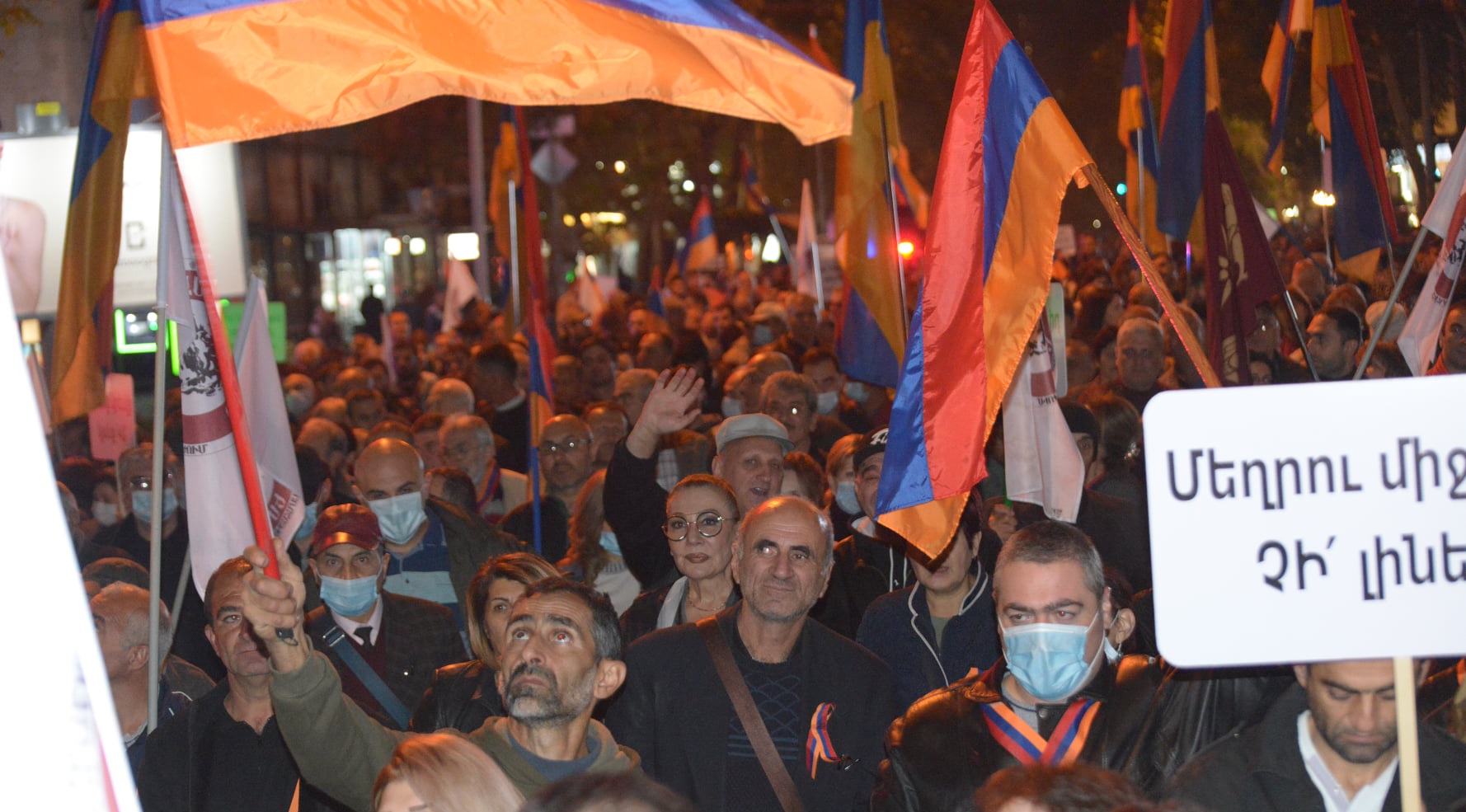 У столиці Вірменії мітингувальники виконали хіт про Путіна (відео)