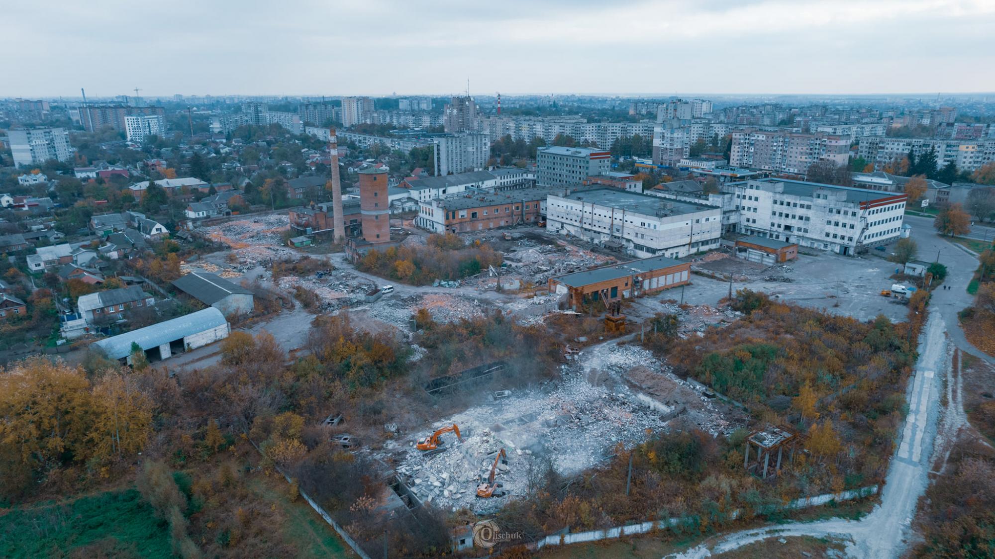 У Житомирі знесли легендарну панчішну фабрику. Подивіться, що від неї залишилося