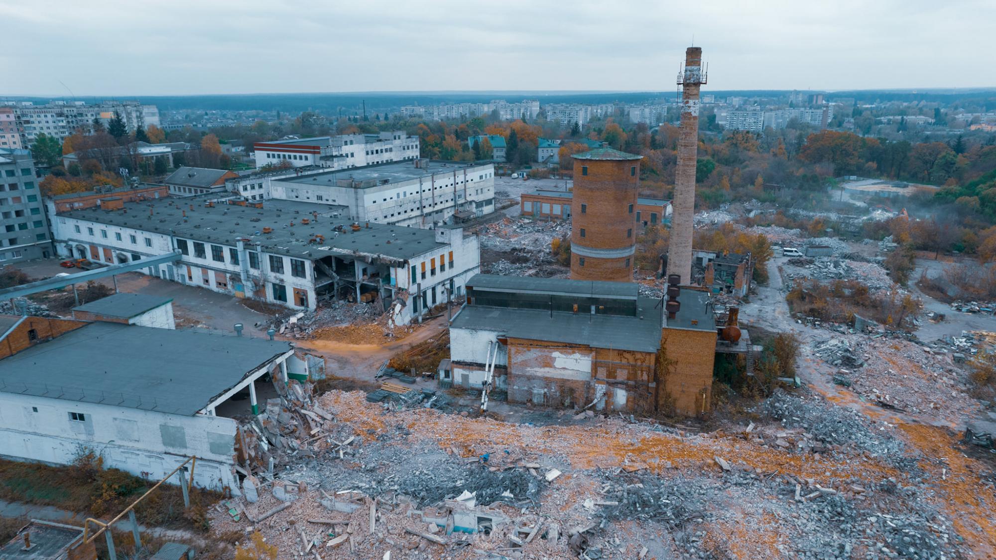 У Житомирі знесли легендарну панчішну фабрику. Подивіться, що від неї залишилося