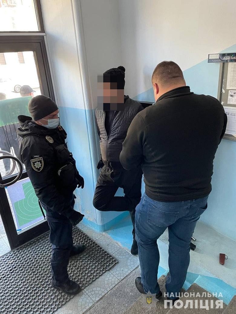 В центре Киева вооруженный мужчина ворвался в приемную депутата и устроил погром (фото)
