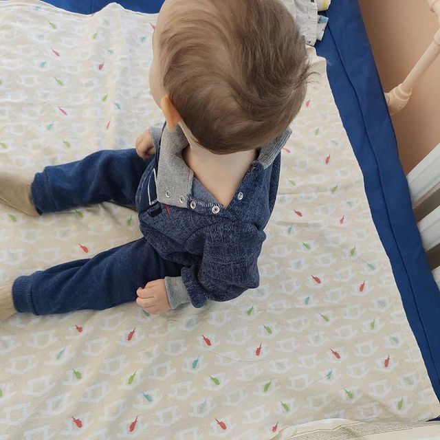 Один в палаті та плаче: чим закінчився скандал з покинутим хлопчиком у лікарні Запоріжжя