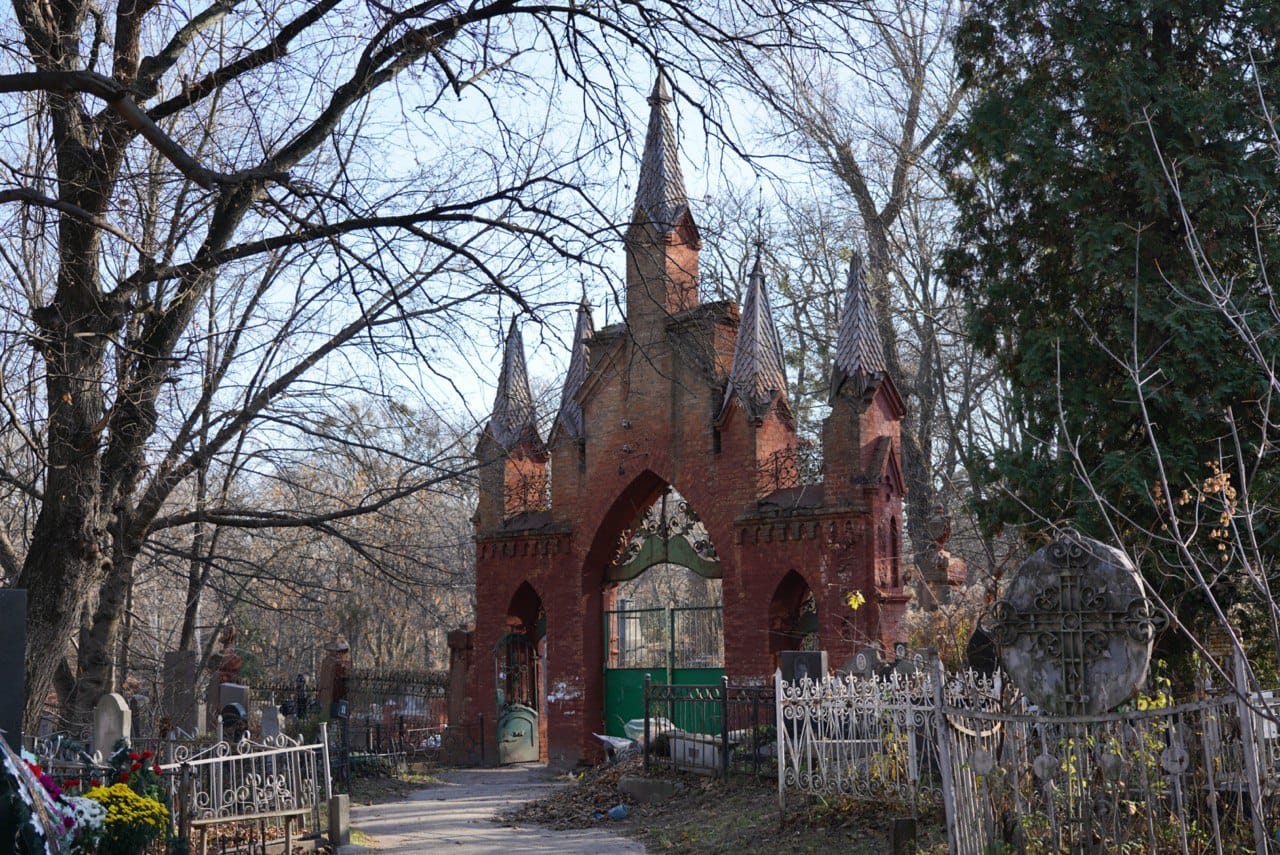 На Байковому кладовищі орудують вандали і паплюжать пам'ять знаменитих українців (фото)