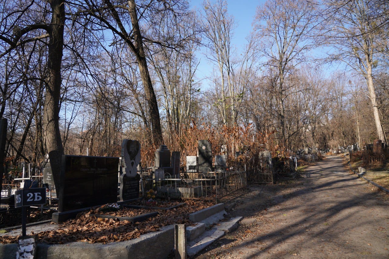 На Байковому кладовищі орудують вандали і паплюжать пам'ять знаменитих українців (фото)