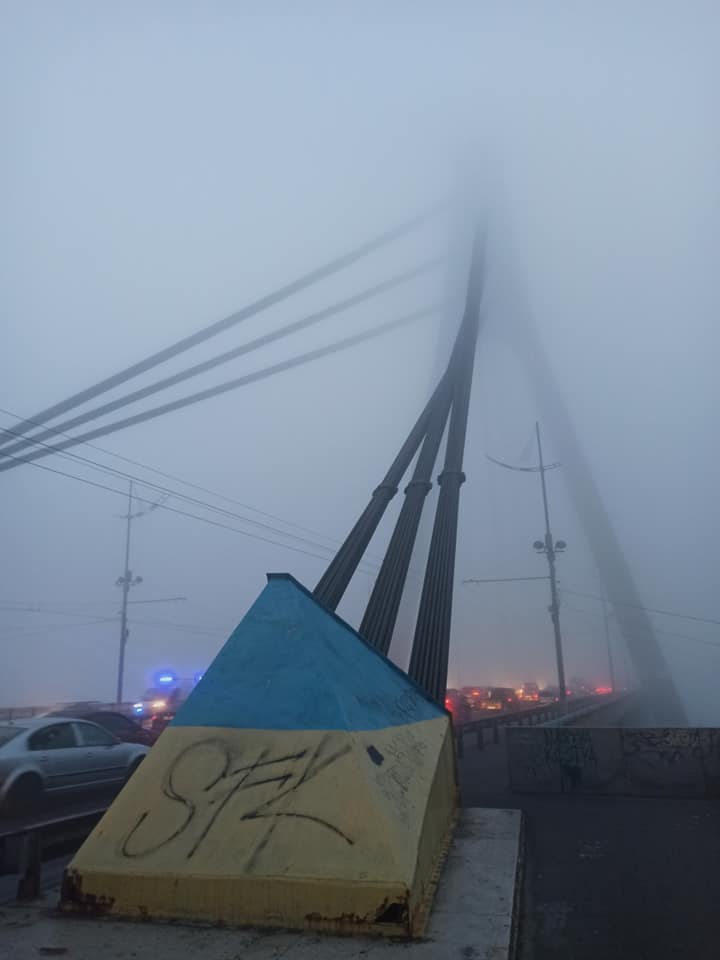 Київ потонув у густому тумані: дивовижні фото міста