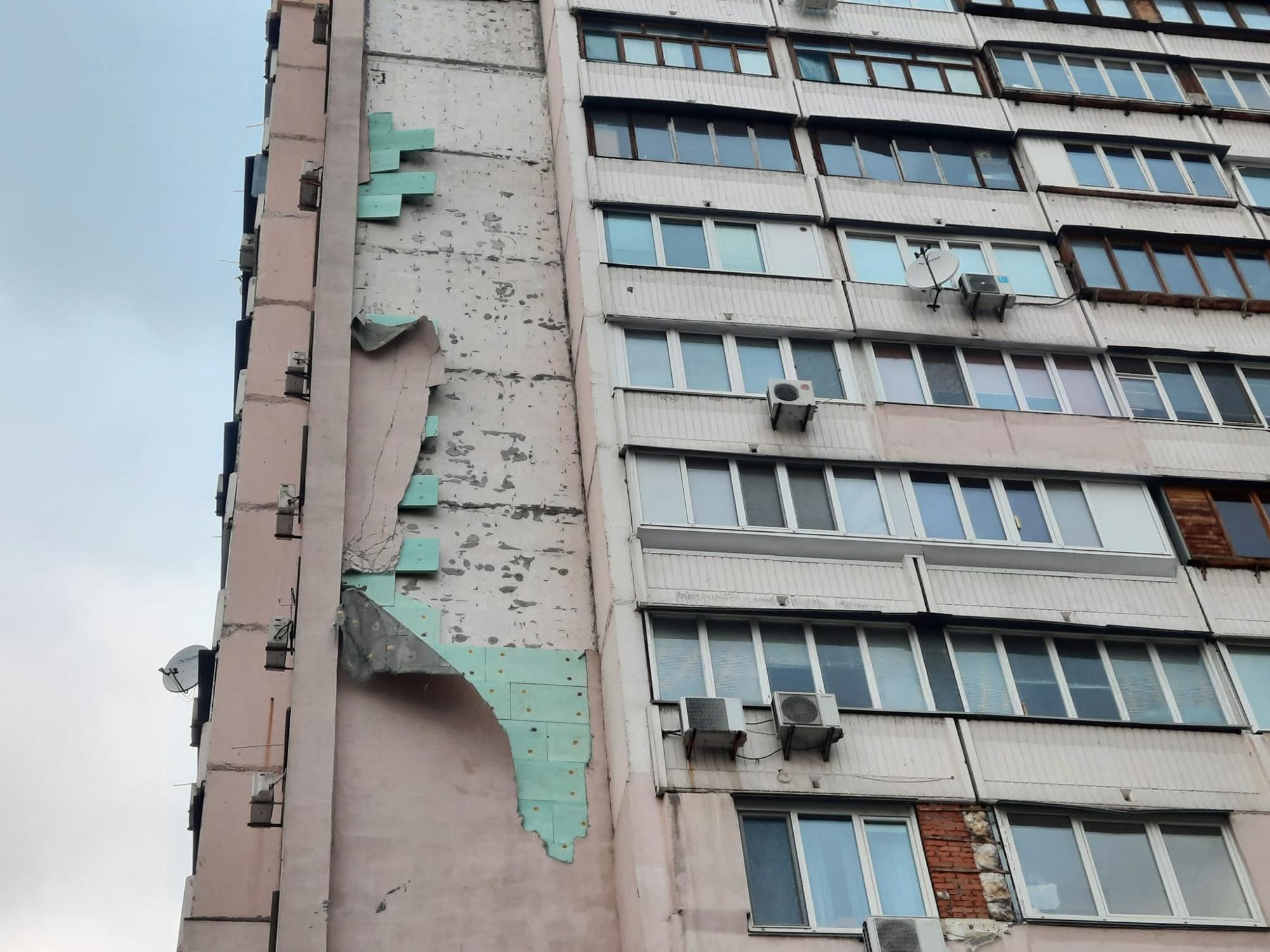 У Києві ураган зірвав утеплювач з багатоповерхівки (фото)