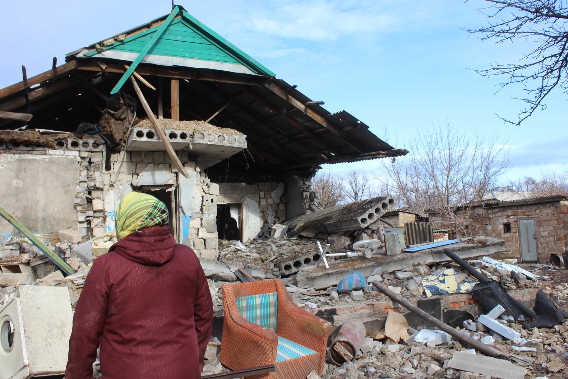 На Донбассе боевики разгромили целое село: люди бегут в панике (фото)