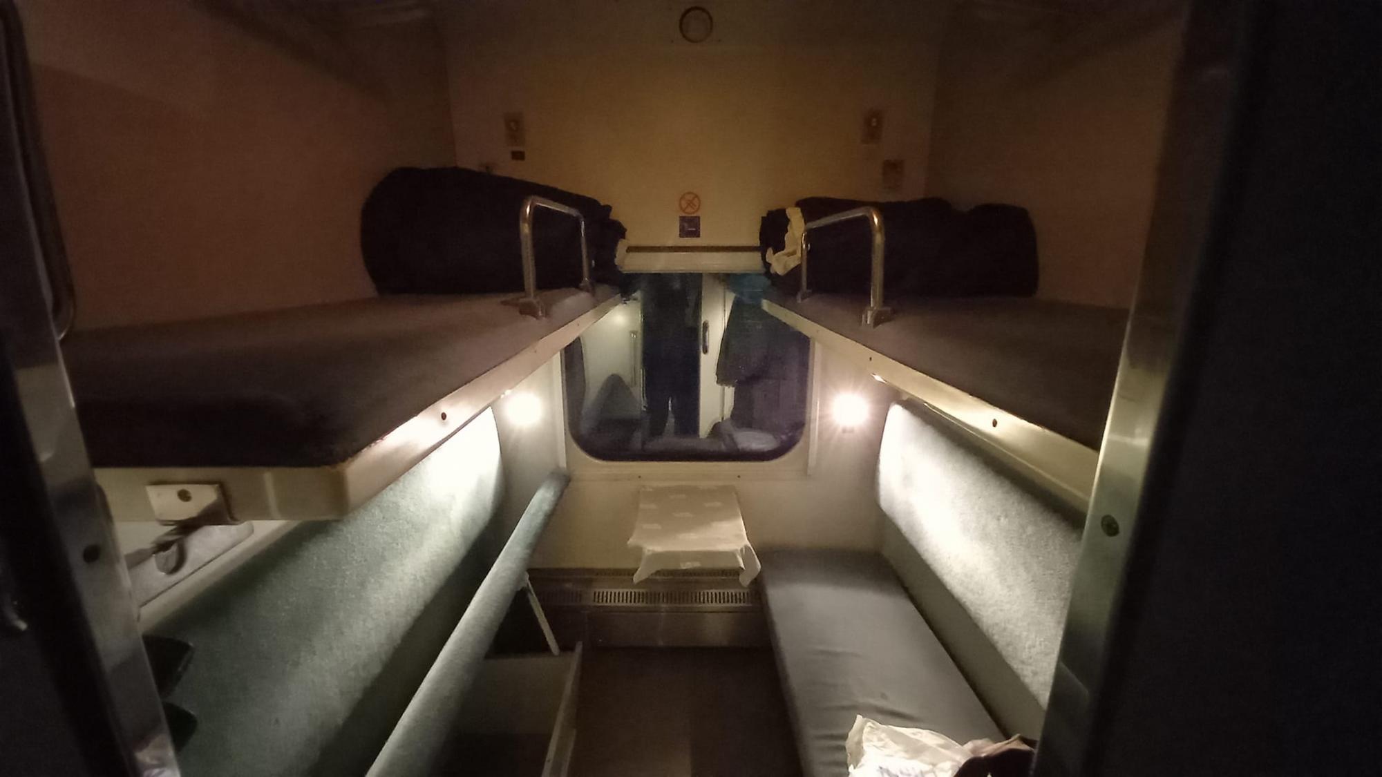 Укрзалізниця в одному з поїздів замінила нові санвузли на старі: "ціна залишилася фірмова"