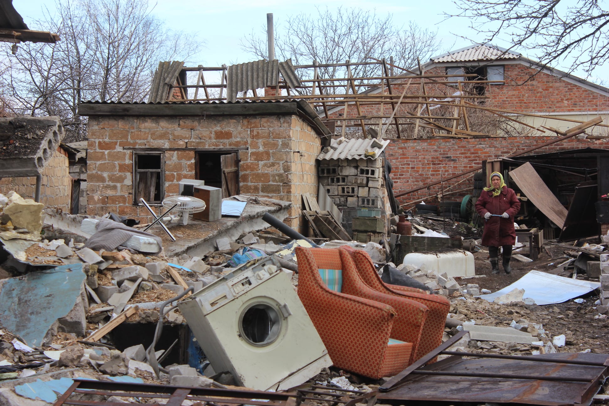 На Донбассе боевики разгромили целое село: люди бегут в панике (фото)