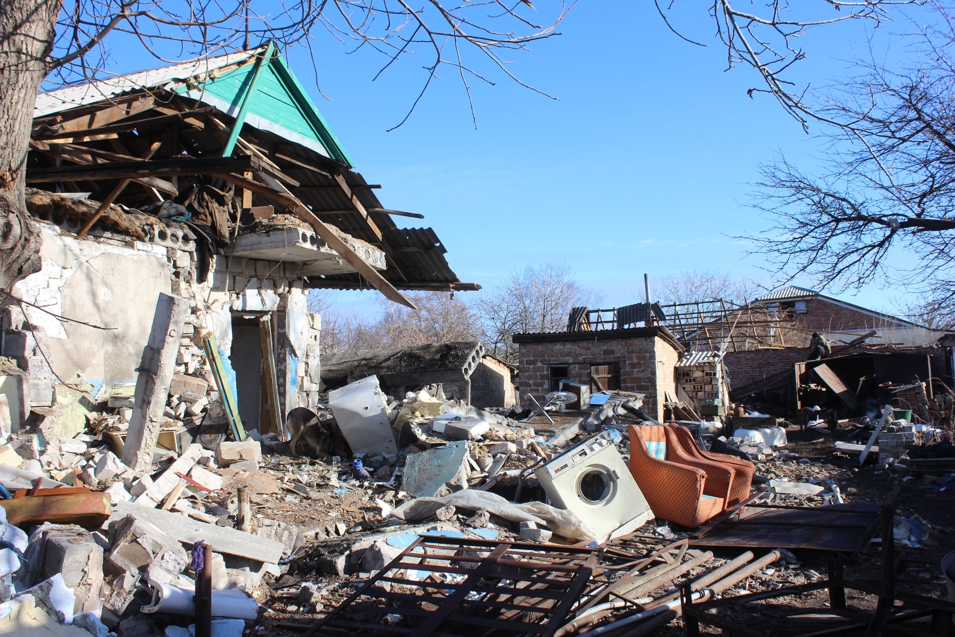 На Донбассе боевики разгромили целое село: люди бегут в панике (фото)