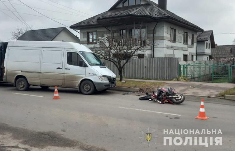 На Волині 73-річна бабуся на скутері протаранила бус (фото)