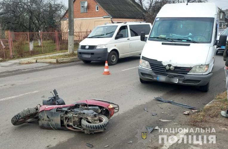 На Волині 73-річна бабуся на скутері протаранила бус (фото)