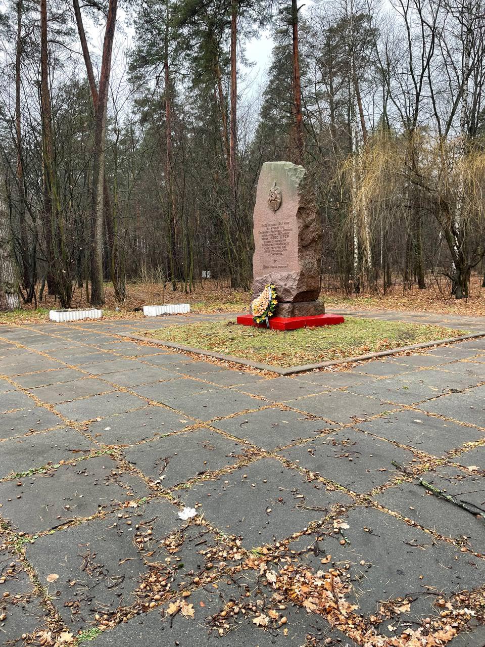 Під Києвом у День пам'яті жертв Голодомору знесли пам'ятник чекістам (відео, фото)