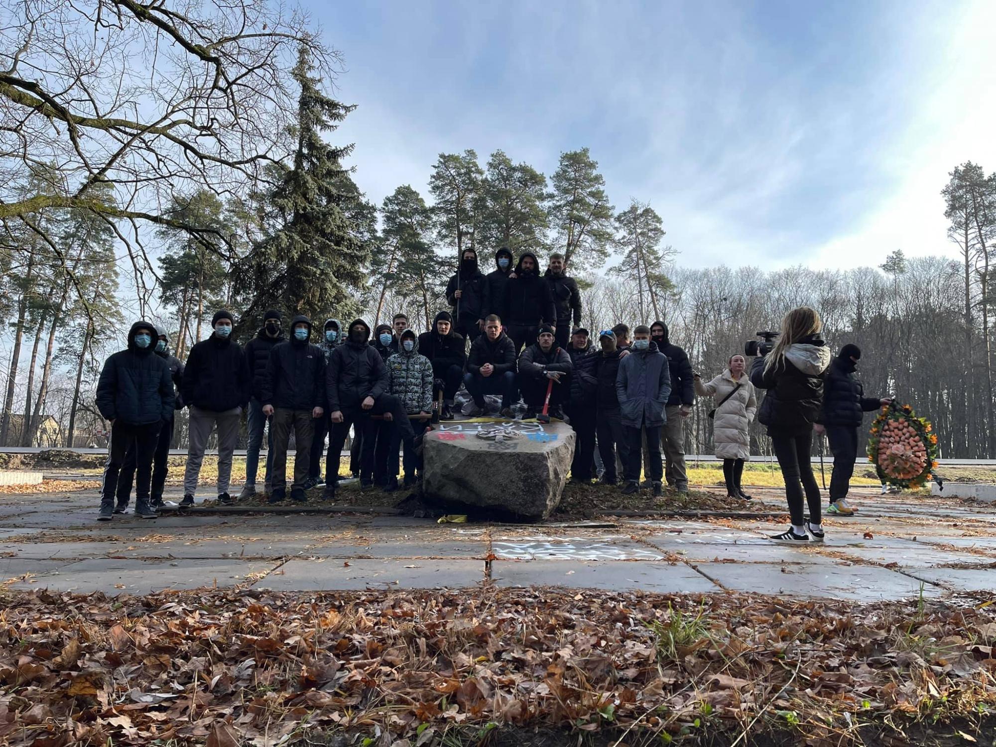 Під Києвом у День пам'яті жертв Голодомору знесли пам'ятник чекістам (відео, фото)