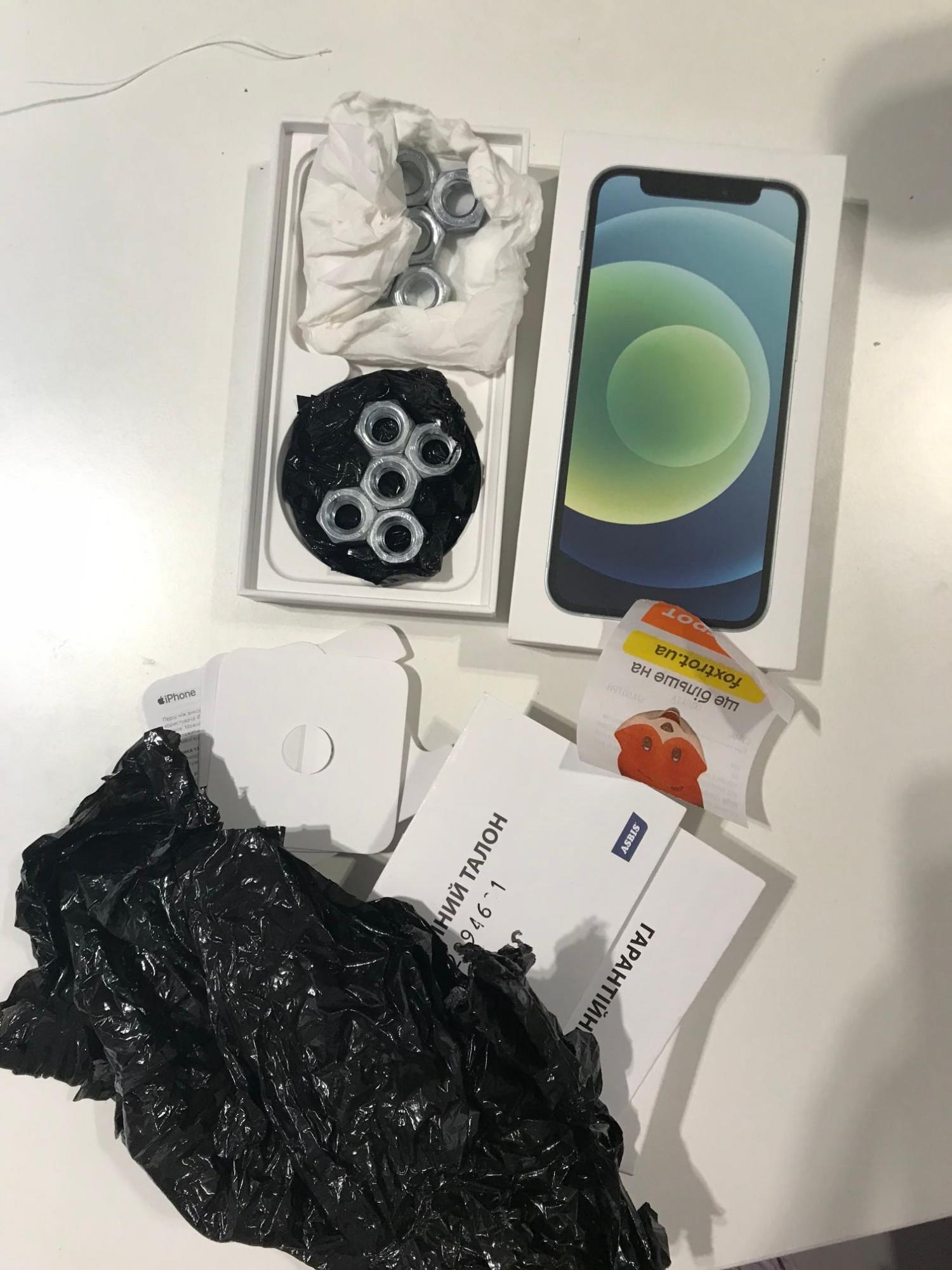 В киевском магазине девушке продали гайки вместо нового iPhone (фото)